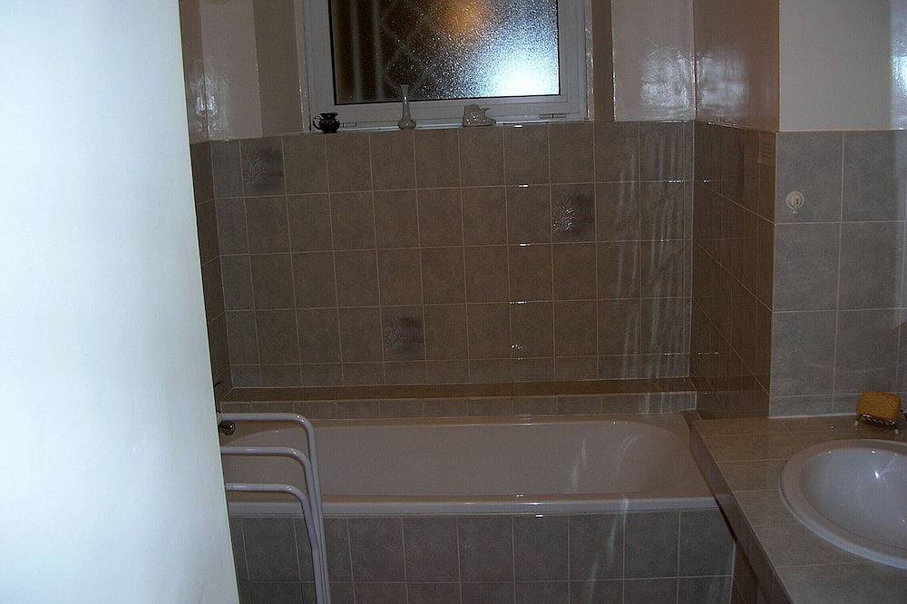 Apartment T3, 2 bedrooms for 4 people in villa 150 meters from the sea in Sanary-sur-Mer, Côte méditerranéenne (France)