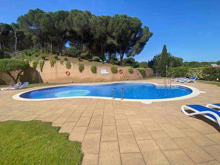Apartamento entero, Apartamento 'Apartamento-loft, Lloret De Mar' con piscina compartida, Wi-Fi y aire acondicionado. in Central Lloret de Mar, Lloret de Mar