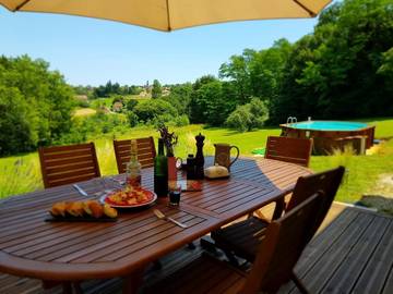 Gîte pour 7 personnes, avec vue ainsi que jardin et piscine à Payrac