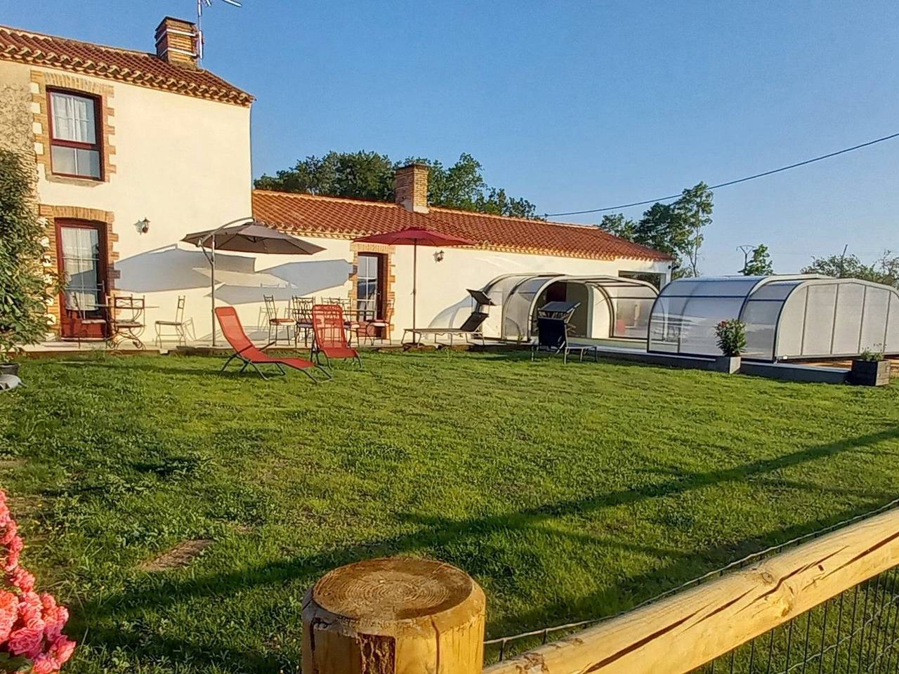Casa de campo con piscina climatizada, cerca de la playa y equipada para familias. in Challans, Valle del Loira