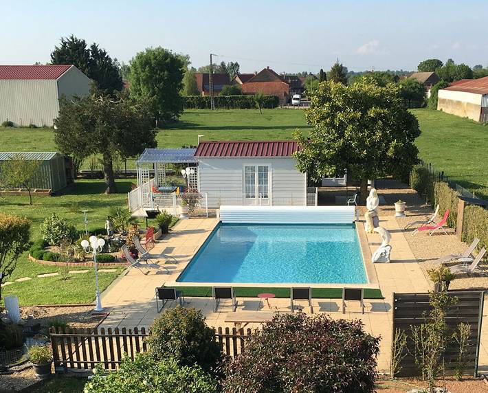 Gîte pour 3 personnes, avec jacuzzi et jardin ainsi que terrasse et piscine