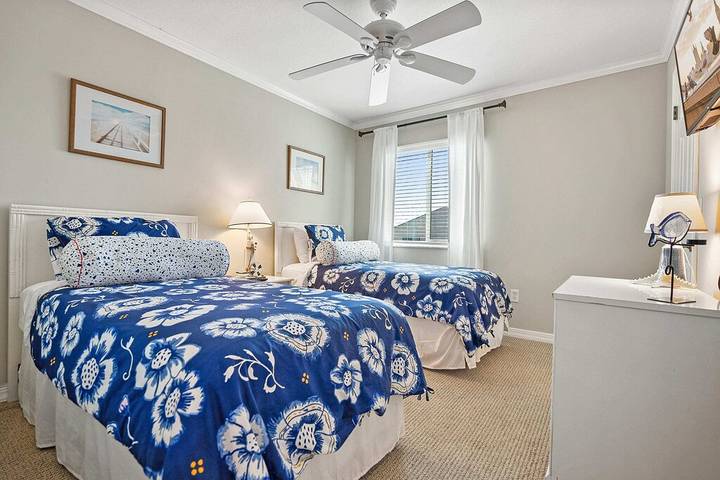 Vacation rental for 6 people, with pool and balcony in Crescent Beach