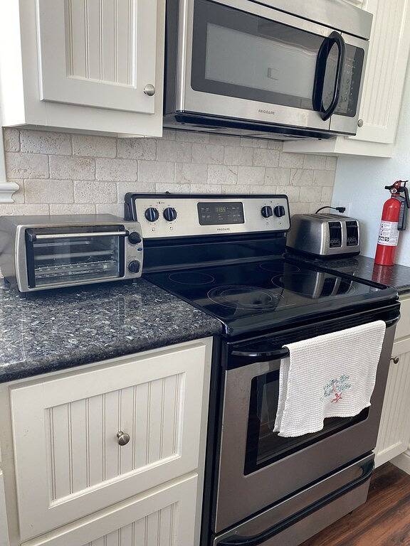 Home with beach view from porch and it’s only a two minute walk to the beach. in Crystal Beach, Galveston County