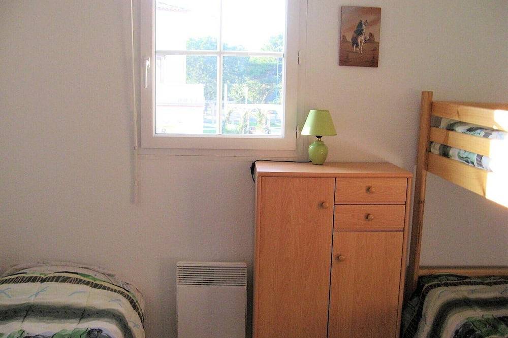 Ganze Wohnung, Spacious apartment with terrace and pool 5' walk from the beach in Narbonne Plage, Narbonne