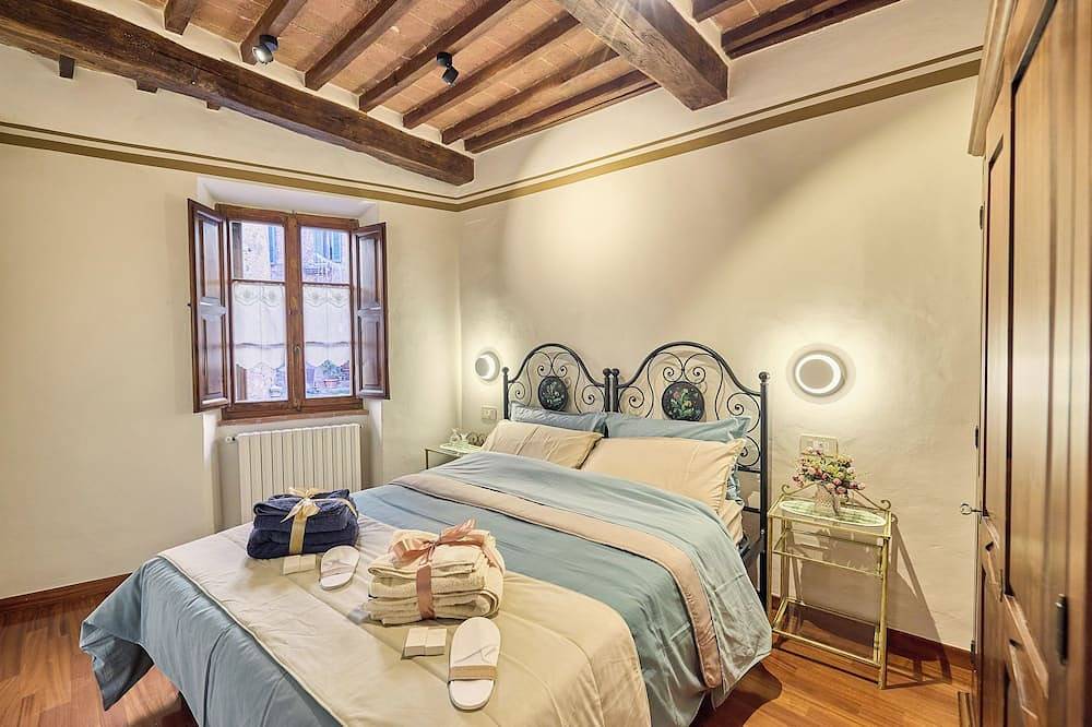 Entire apartment, Vicolo Nobile - Romantic Heart of Montepulciano in Montepulciano, Siena Province