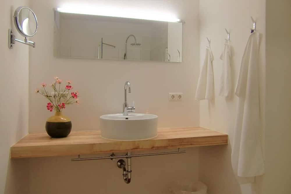 Ganze Wohnung, Moderne Ferienwohnung im Landhausstil mit Sauna und Regendusche in Drachselsried, Ostbayern
