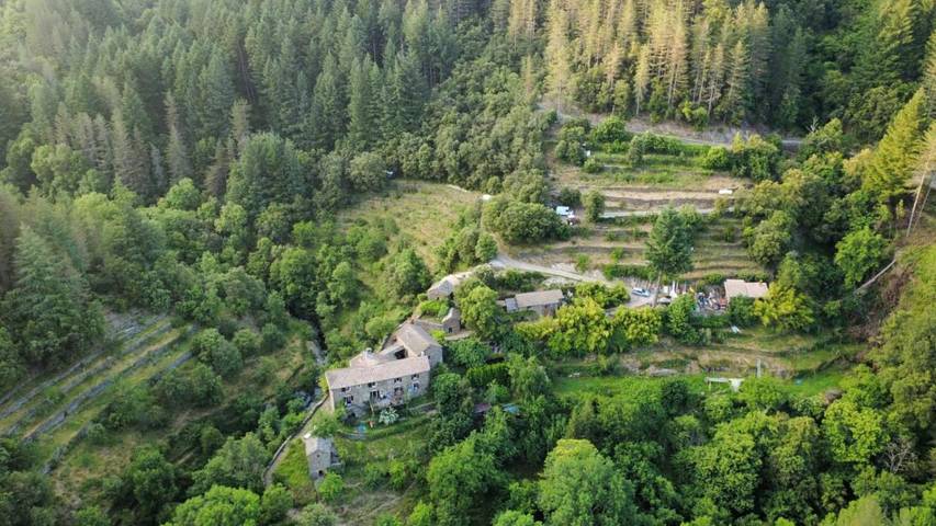 Location de vacances pour 2 personnes, avec Terrasse et Jardin ainsi que Piscine et Vue à Saint-Andéol-de-Clerguemort