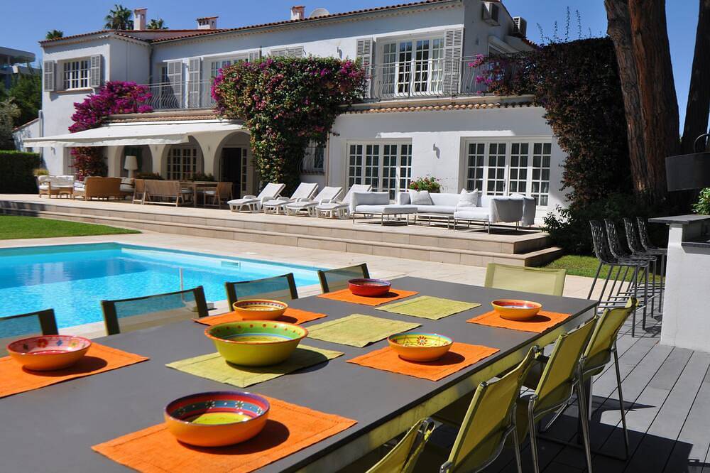Grande villa proche plage, restaurants et commerces: 15 couchages avec grande piscine in Antibes, Côte méditerranéenne (France)