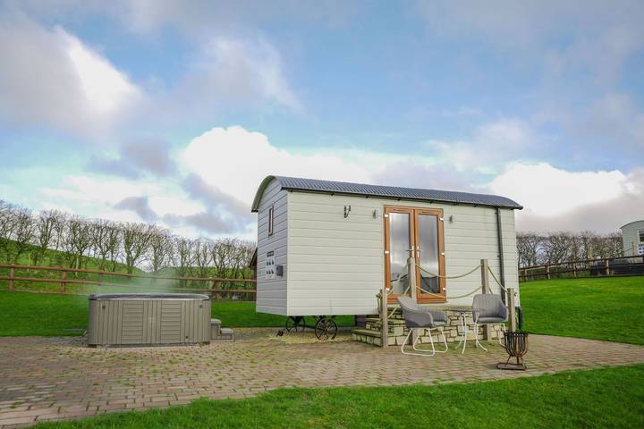 Glamping for 2 people, with garden and view, with pets in Mid-Wales