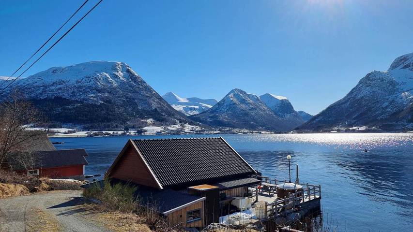 Ferienhaus für 8 Personen, mit Balkon und Whirlpool sowie Terrasse und Garten in Vanylven