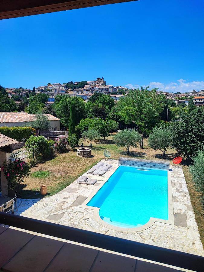 Appartement de vacances pour 4 personnes, avec vue ainsi que jardin et piscine, animaux acceptés