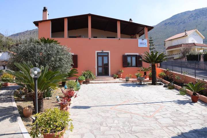 Chambre d’hôte pour 3 personnes, avec Balcon et Terrasse ainsi que Jardin et Vue à Praia a Mare