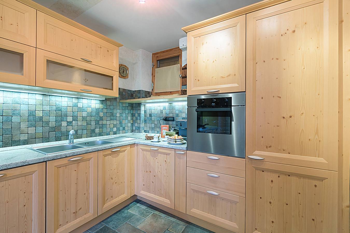 Apartamento entero, Retiro con vistas a la montaña: WiFi, TV, Cocina, Balcón - Cerca de la estación de esquí in Sauze d'Oulx, Via Lattea