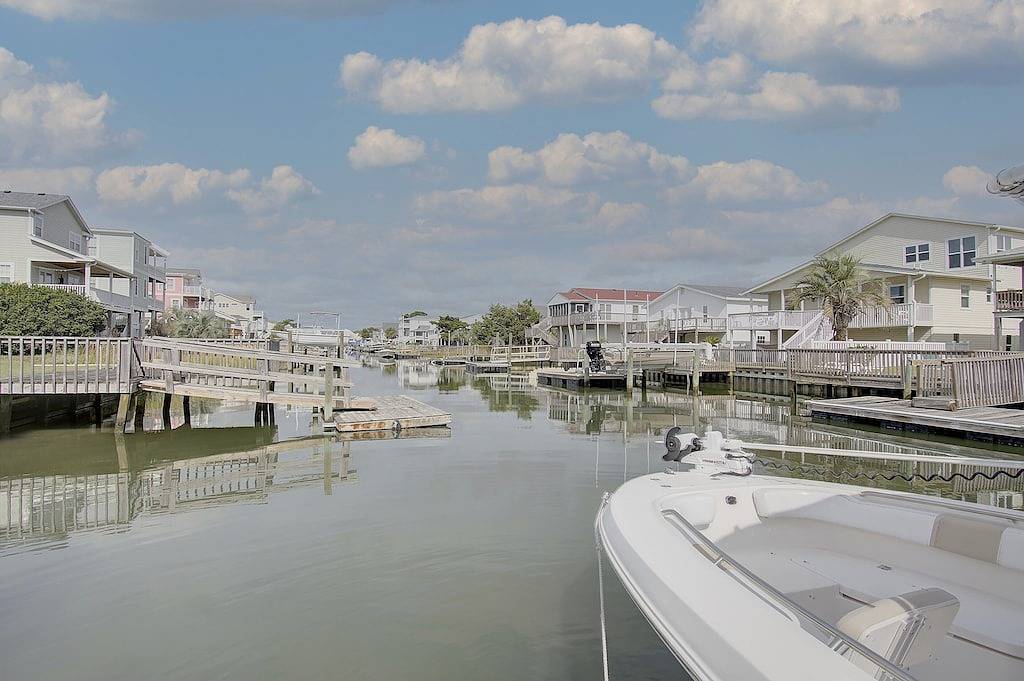 Home on a deep water canal -private dock- 4 min walk to the beach- endless views in Holden Beach, Brunswick County