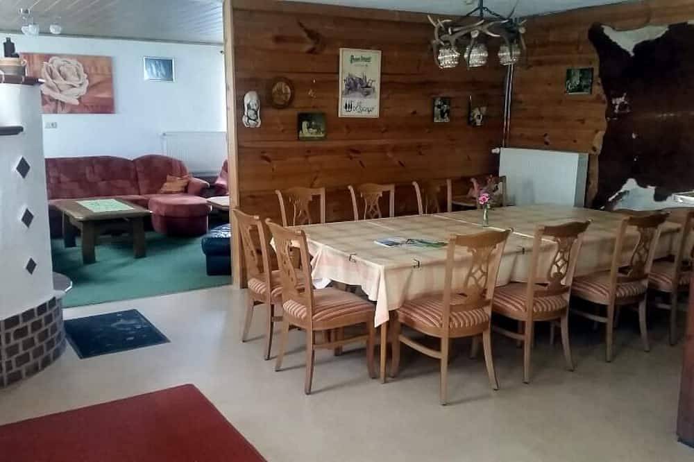 Ganze Wohnung, Großes 210qm Ferienhaus mit Terrasse für bis zu 13 Personen in Bad Kötzting, Ostbayern