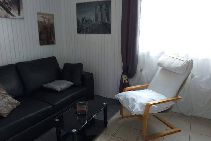 Ganze Wohnung, Hübsches kleines Ferienhaus mit privater Terrasse in La Chapelle-de-Brain, Redon und Umgebung