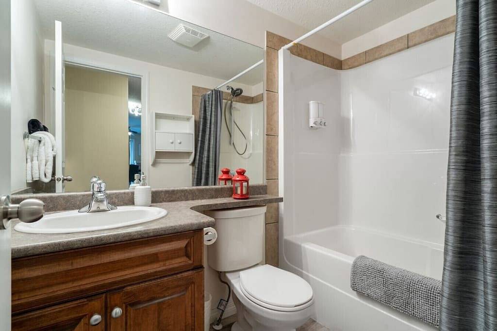 Ganze Wohnung, Polar Peak | Hot Tub | Pool | Gas Fireplace in Radium Hot Springs, Kootenay-Nationalpark