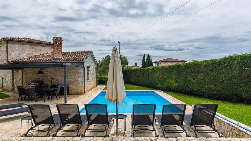 Villa pour 8 personnes, avec terrasse ainsi que jardin et piscine, animaux acceptés à Barat - 2