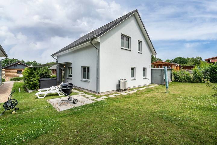 Ferienhaus für 8 Personen, mit Balkon und Garten sowie Seeblick in Groß Nemerow