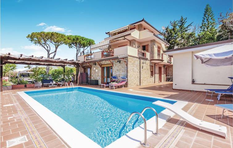 Apartamento vacacional entero, Apartamento con terraza junto a la piscina a 1 km de la playa in Santa Maria di Castellabate, Castellabate