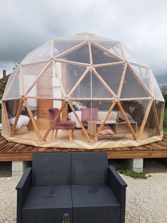 Camping pour 4 personnes, avec Terrasse et Jacuzzi ainsi que Jardin et Piscine