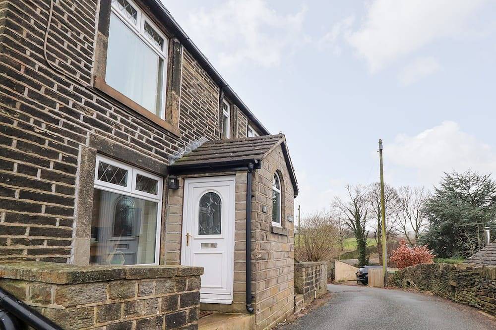 Rivendell, pet friendly, character holiday cottage in Holmfirth in Holmfirth, West Yorkshire