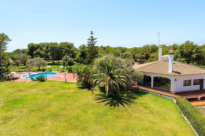Vacation rental for 9 people, with yard and hot tub as well as balcony in Cala Blanca