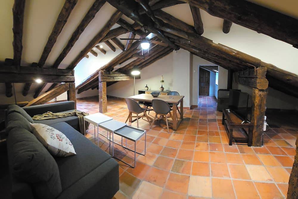 Entire apartment, Coquettish and spacious attic, with more than 70 meters, very luminous. in Pedraza, Segovia Province