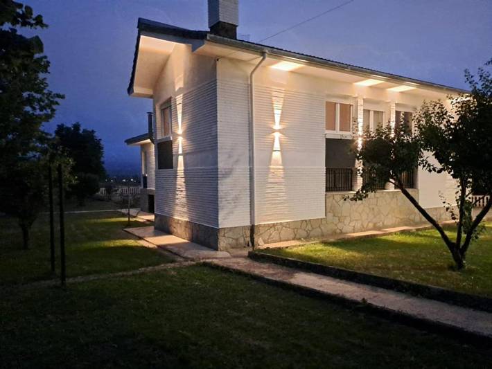 Chalet para 8 personas, con jardín además de terraza y vistas - 1