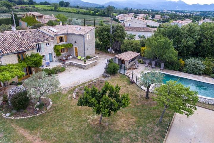 Villa pour 4 personnes, avec terrasse ainsi que piscine et jardin - 1