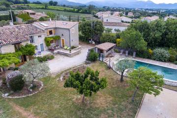 Cottage pour 4 personnes, avec piscine ainsi que jardin et terrasse à Taulignan