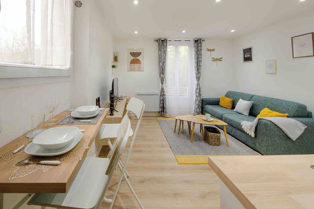Entire apartment, Wonderful renovated apartment near Courbevoie. in La Garenne-Colombes, Hauts-de-Seine