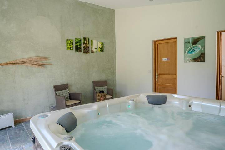 Appartement de vacances pour 3 personnes, avec Terrasse et Jacuzzi ainsi que Jardin et Vue
