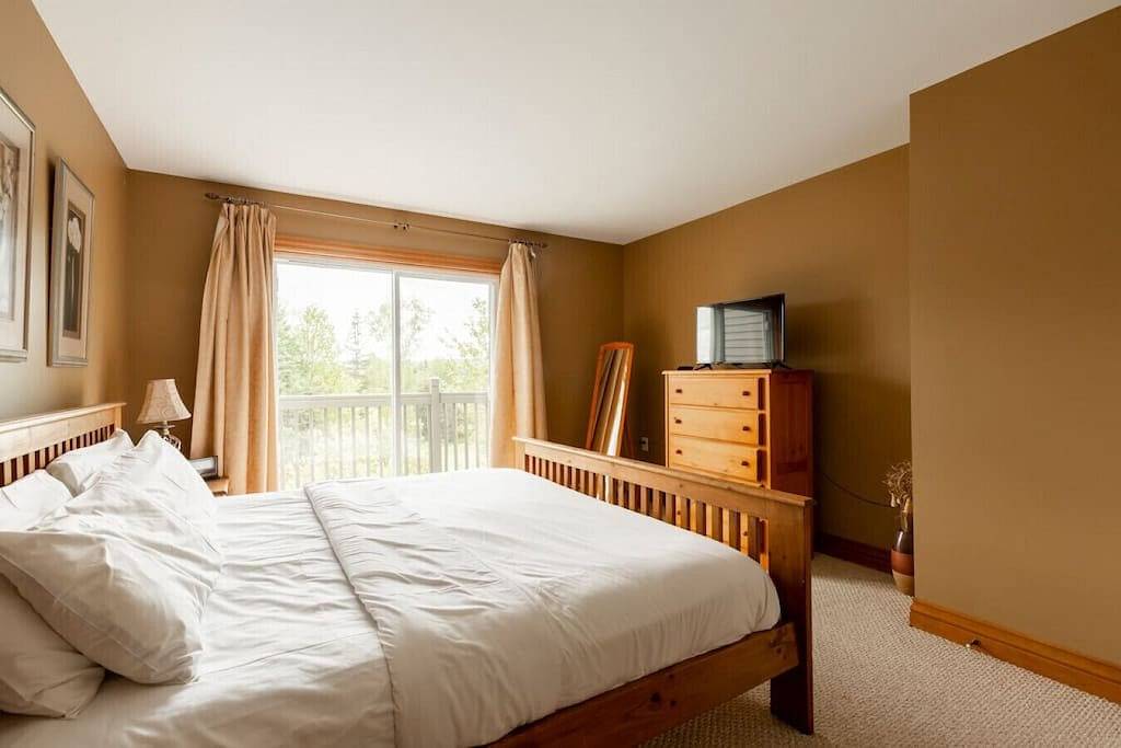 Serenity Peaks Lodge by Instantsuites-Labete Golf in Mont-Tremblant