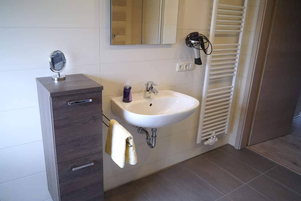 Familienferienwohnung, Kinderzimmer,  Spielplatz im Garten, 2-4 Personen in Bad Brambach, Chemnitz und Umgebung