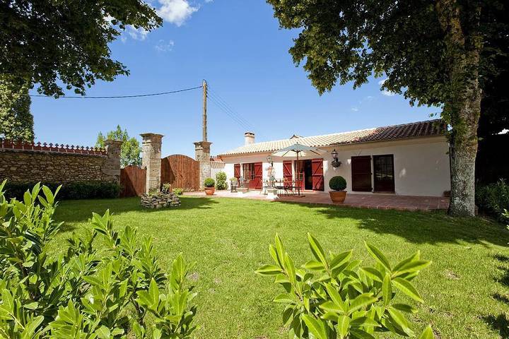 Gîte pour 4 personnes, avec piscine ainsi que jardin et terrasse