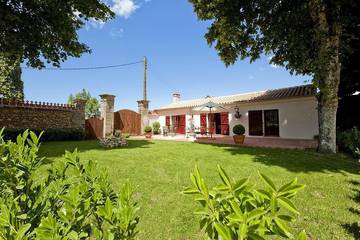 Gîte pour 4 personnes, avec jardin ainsi que terrasse et piscine à Challans