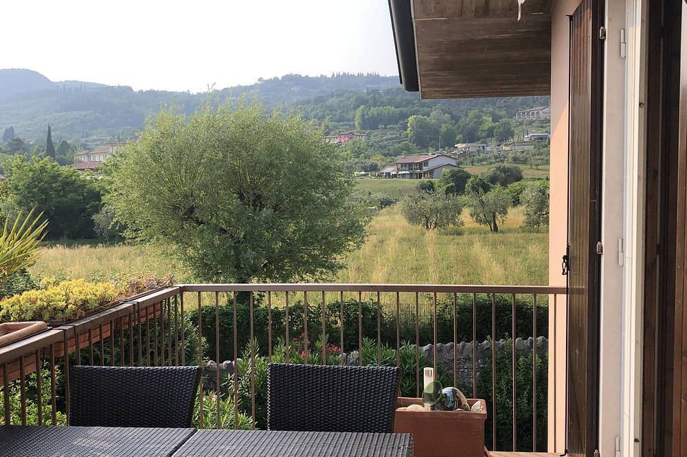 Entire apartment, Vacation apartment in a quiet and sunny location in Garda, Garda Mountains