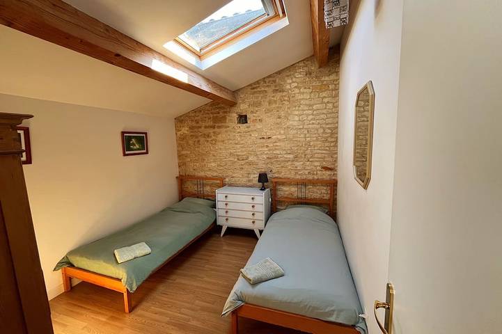 Gîte pour 6 personnes, avec piscine et jardin à Crézières - 2