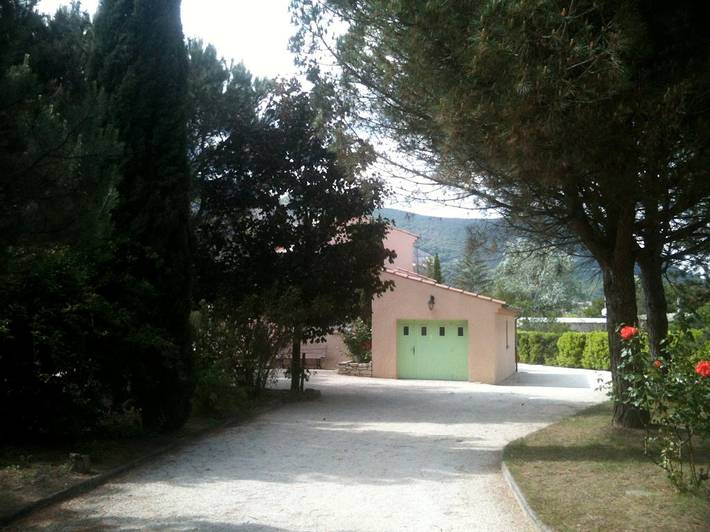 Location de vacances pour 9 personnes, avec terrasse ainsi que piscine et jardin en Ardèche - 2