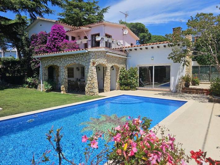 Casa rural para 10 personas, con piscina y terraza además de vistas y jardín, Se admiten mascotas en Platja d'Aro - 2