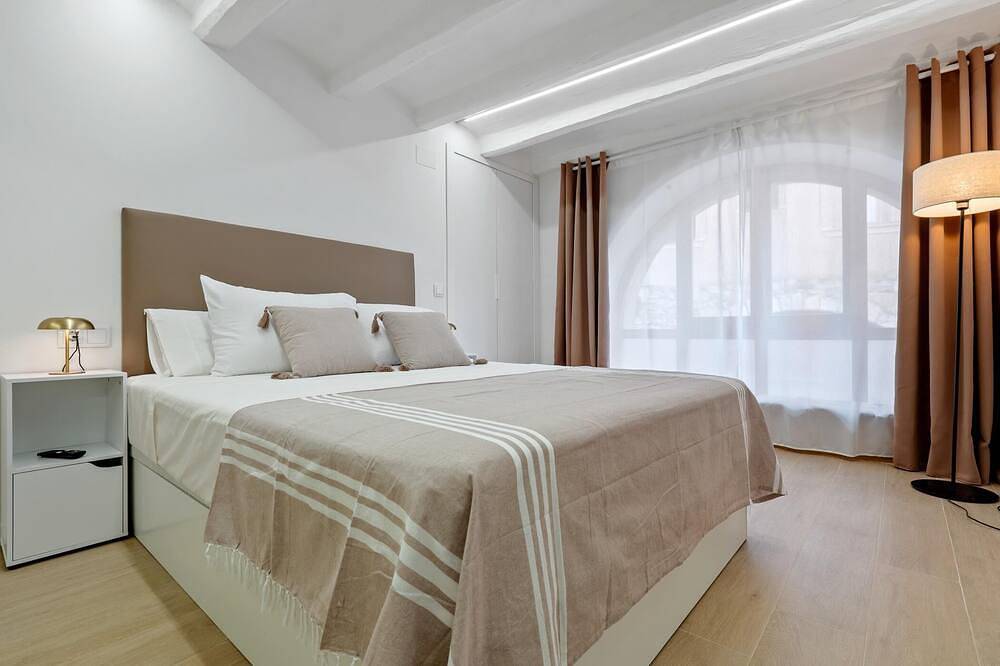 Entire apartment, Loft with privileged view of Plaza Mayor in Montblanc (Spain), Tarragona Province