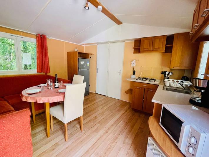 Mobil home pour 3 personnes, avec piscine et terrasse à Camon - 4