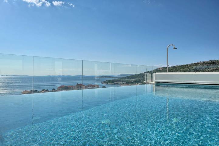 Villa für 8 Personen, mit Pool und Balkon sowie Garten in Primosten