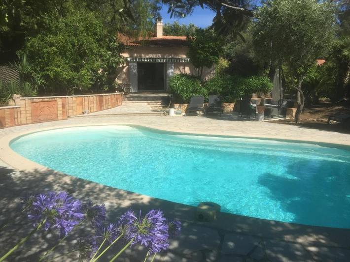 Villa pour 8 personnes, avec piscine ainsi que jardin et vue dans Boulouris
