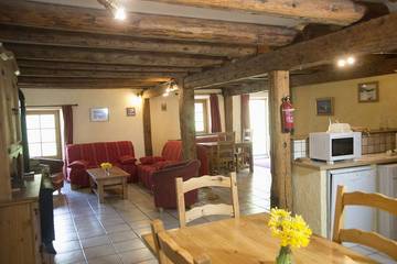 Gîte pour 6 personnes, avec sauna ainsi que terrasse et jardin à La Pesse