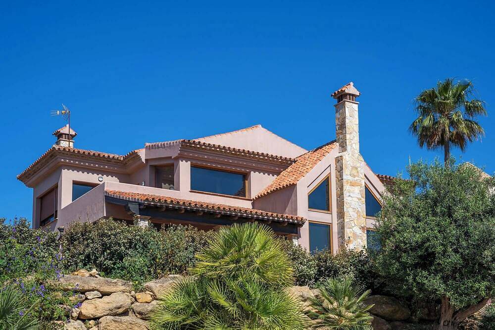 Luxury Sea View Villa Adjacent to Beach and Golf at Alcaidesa and Sotogrande. in La Alcaidesa, San Roque