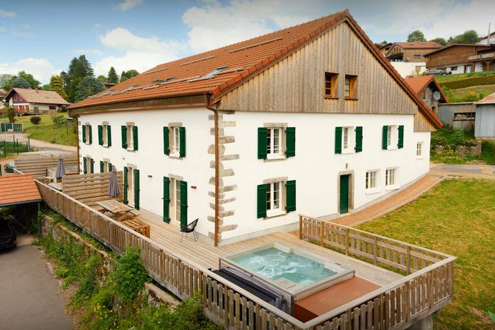 Chalet pour 10 personnes, avec sauna ainsi que jardin et jacuzzi à Gérardmer