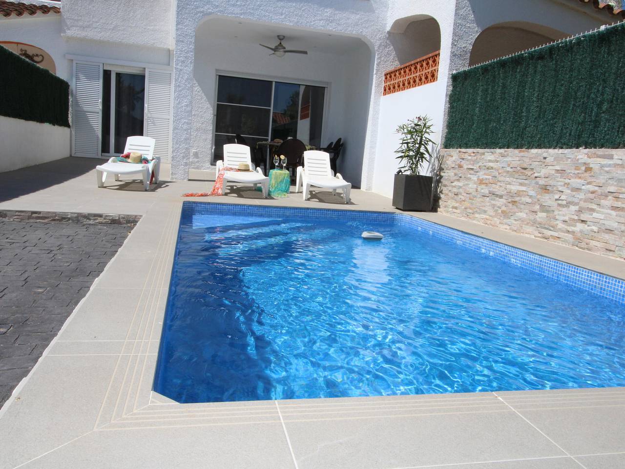 Vacaciones perfectas cerca del mar: piscina privada, mascotas bienvenidas y playa para perros. in Riumar, Delta del Ebro