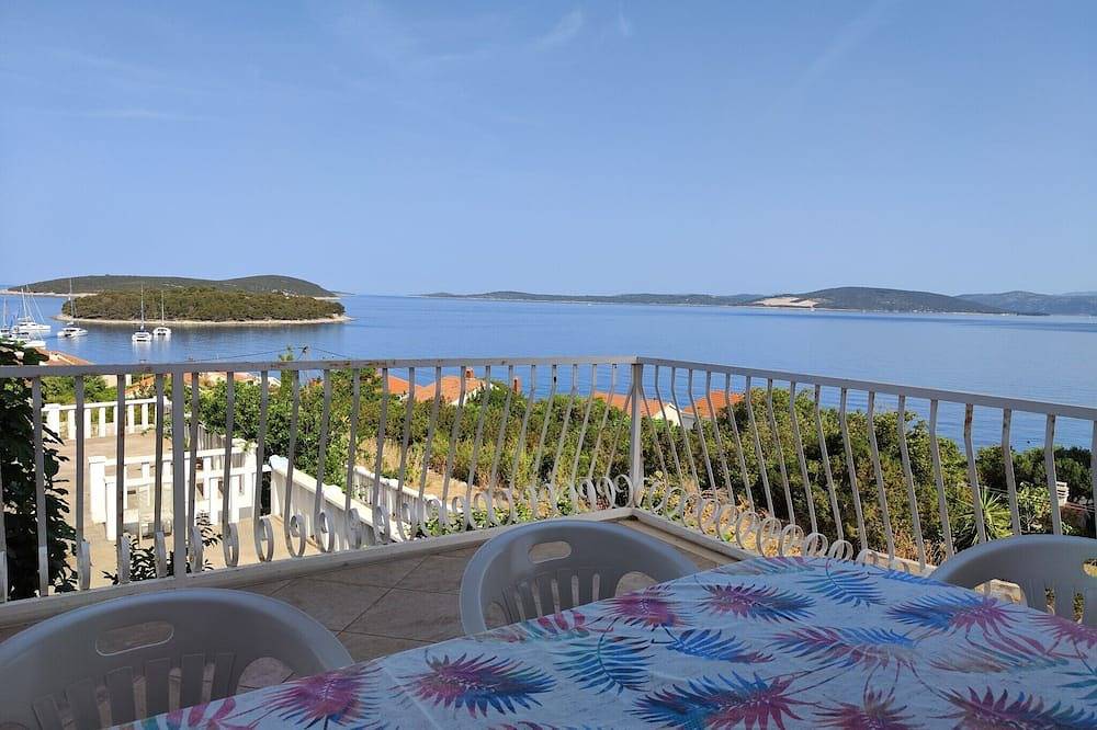 Holiday Home Maja - Four Bedroom Holiday Home with Terrace and Sea View in Maslinica, Solta